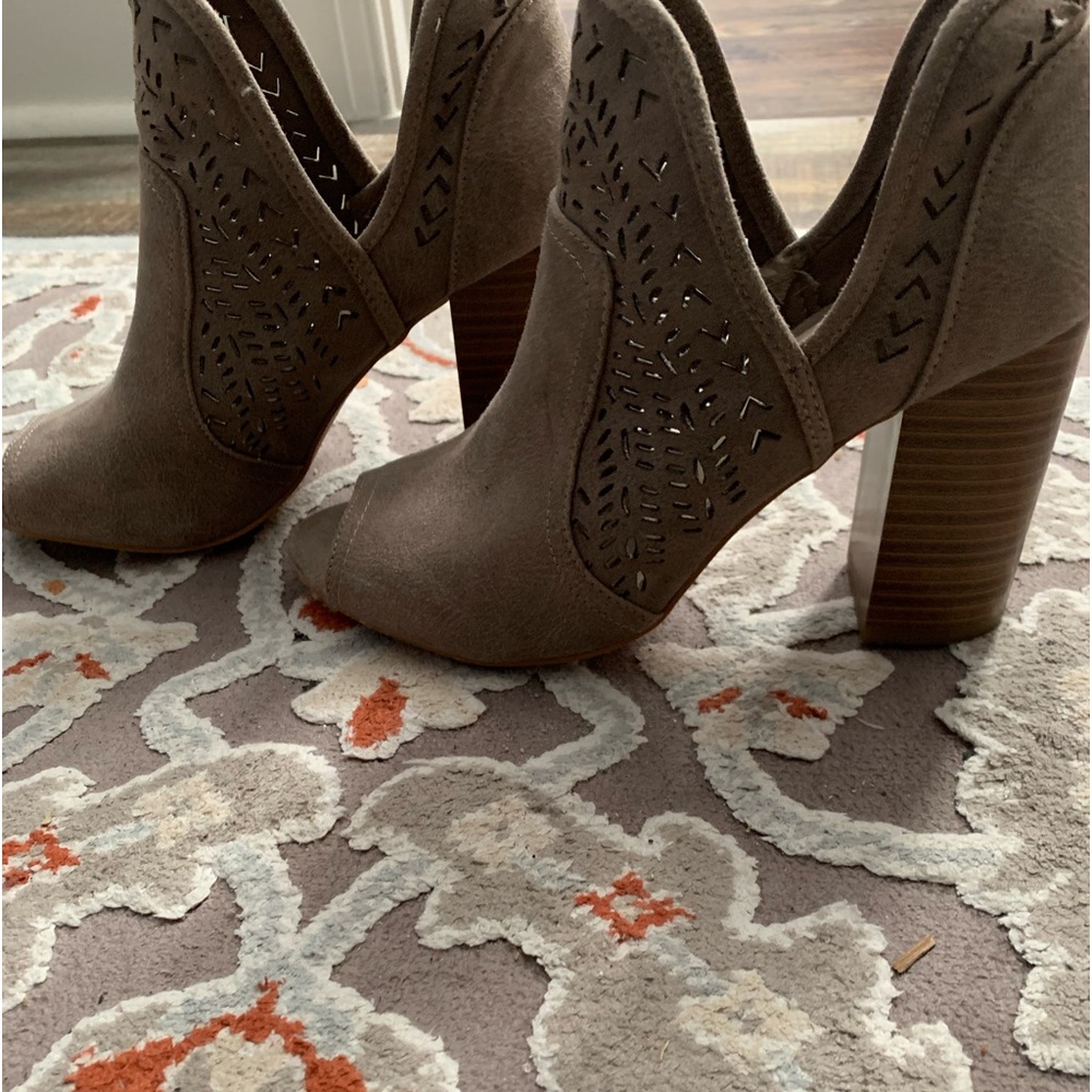 Adorable suede booties barely worn and comfy!!